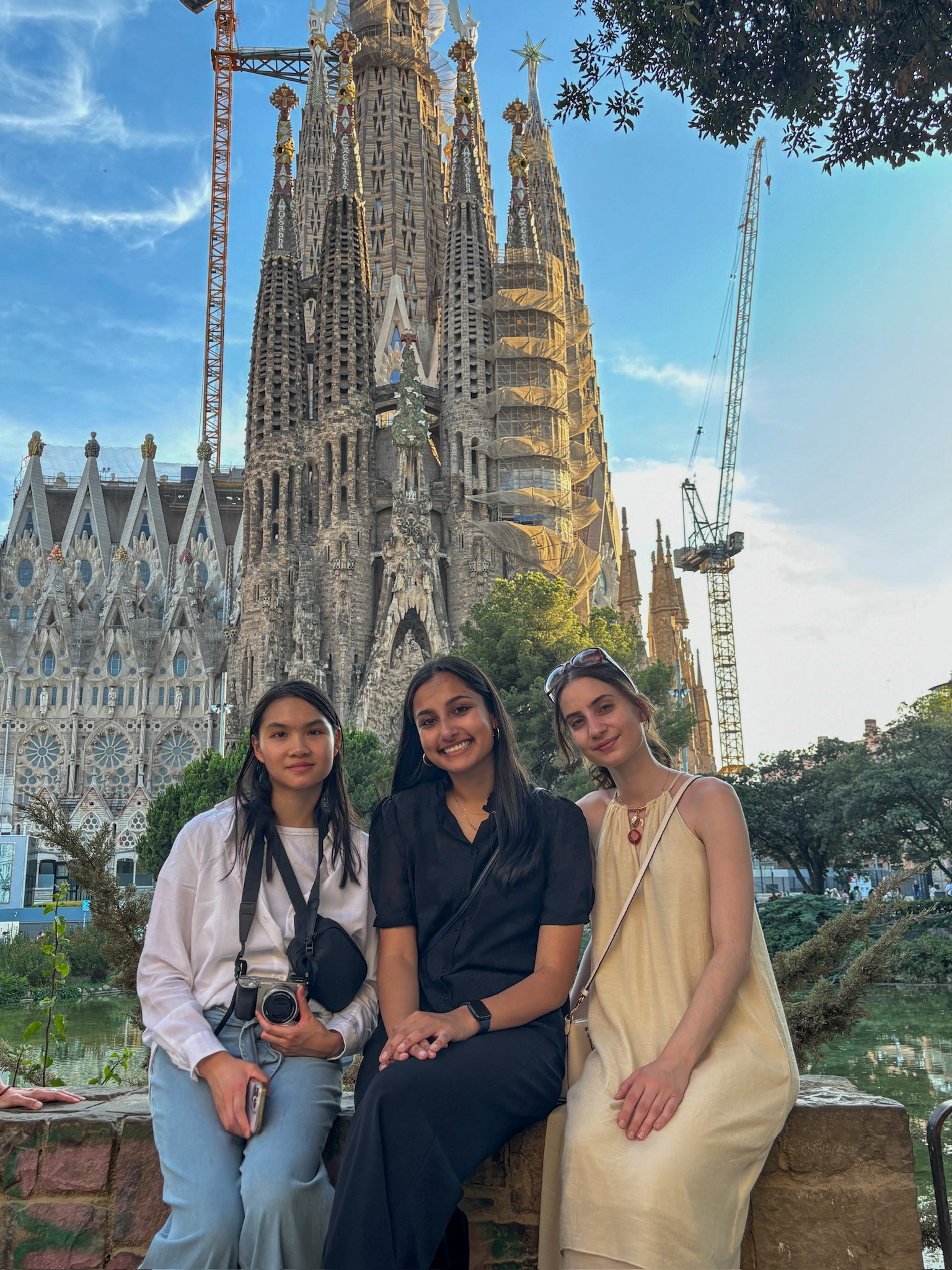 Three college students in front of La Sagrada Familia church in Barcelona